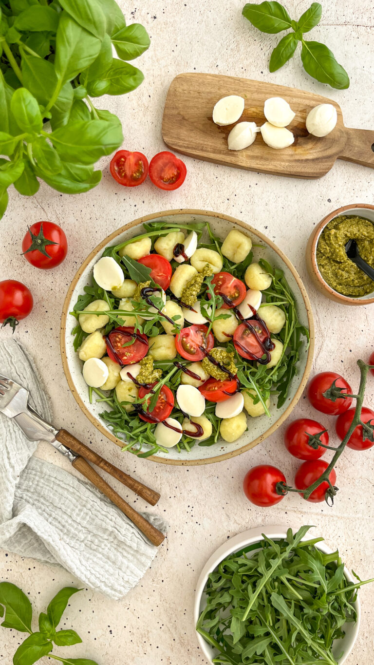 Gnocchi z pesto bazyliowym, pomidorkami i mozzarellą